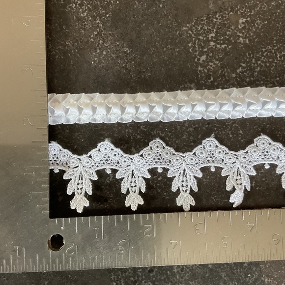 Ornate white Venice lace & pleated caterpillar sewing trim lot 5 yardss - Picture 3 of 4